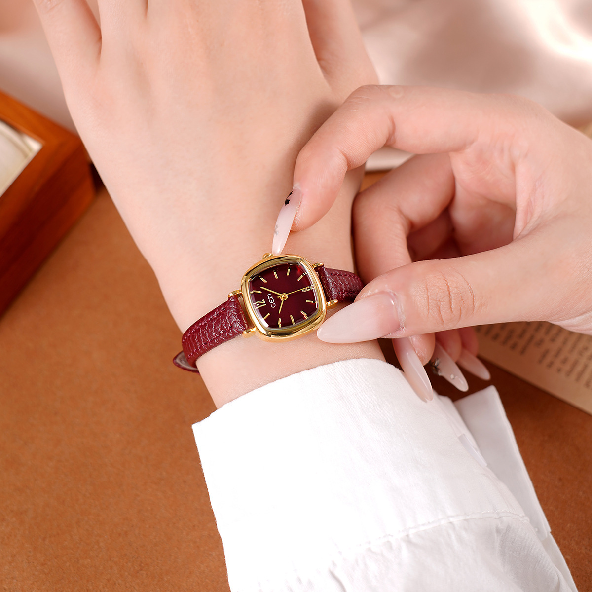 UTHAI 61018 CQ490 Simplicity,  - đánh giá và giá Luxury Watch Values